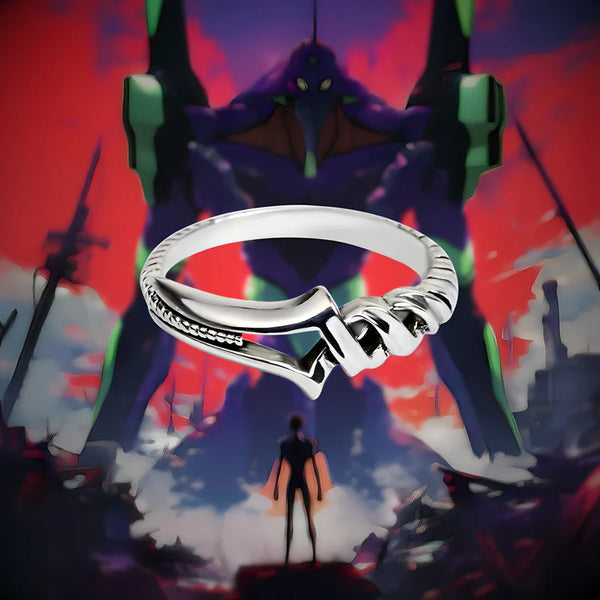 Vue de face de la bague Longinus portée sur une main, finition argentée