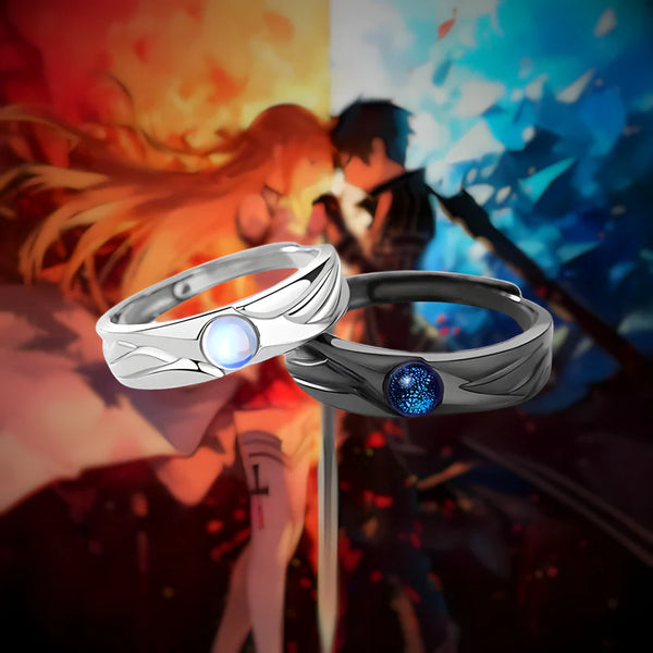 Bagues Kirito et Asuna posées sur fond rouge et bleu, vue rapprochée