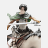 figurine manga Levi sur cheval, cape verte, double lames visibles
