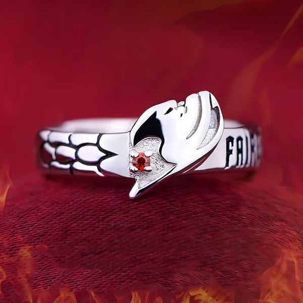 Bague ajustable de Natsu Dragnir portée au doigt pour montrer sa taille et son apparence sur la main