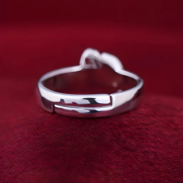 Vue de face de la bague Natsu Dragnir montrant les détails et les gravures de l'anneau en alliage argenté