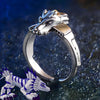 Bague argentée Garurumon Digimon sur fond violet