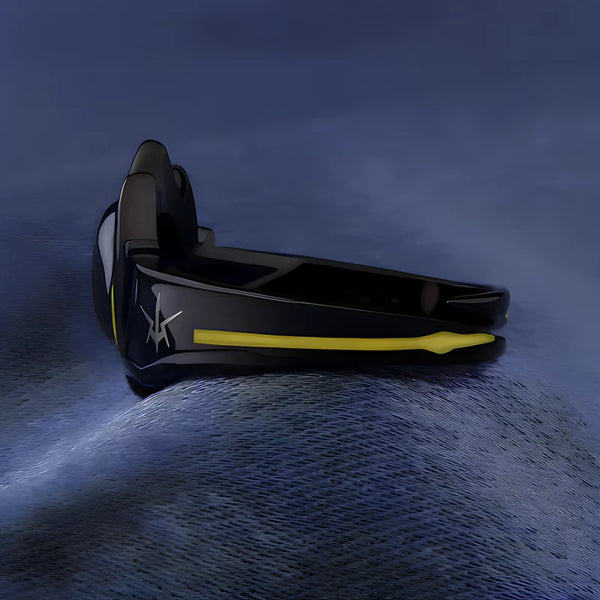 Vue latérale de la bague Geass, fond textile bleu foncé