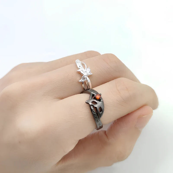 Bague Persona 5 portée à la main, vue rapprochée