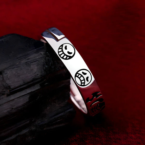 Vue latérale de la bague Ace posée sur pierre noire