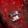 Bague Saber Alter vue latérale avec lumière tamisée rouge