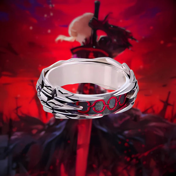 Bague Saber Alter gros plan avec fond rouge et croix