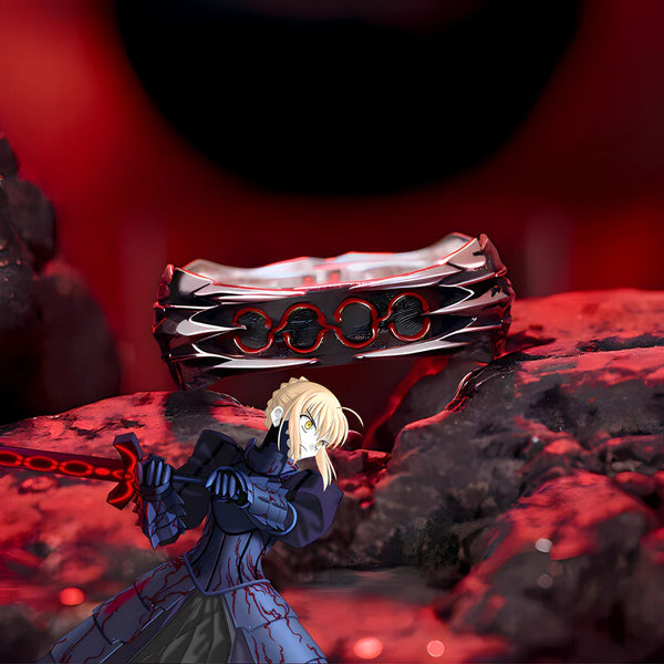 Bague Saber Alter posée sur une figurine Saber en armure noire