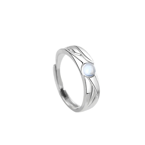 Bague argentée modèle Asuna, pierre blanche nacrée, vue sur fond blanc