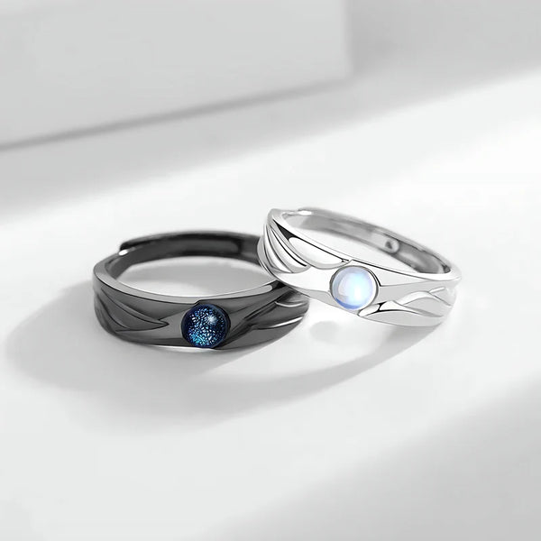 Bague argentée modèle Asuna, pierre blanche nacrée, vue sur fond blanc