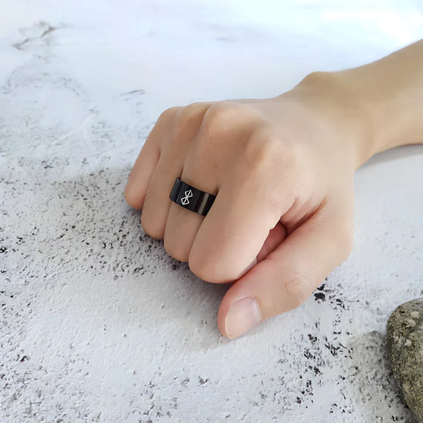 Bague Berserk noire portée à la main