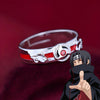 Bague Naruto Itachi sur fond rouge avec silhouette