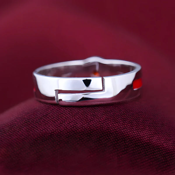 Vue latérale de la bague Itachi sur tissu rouge