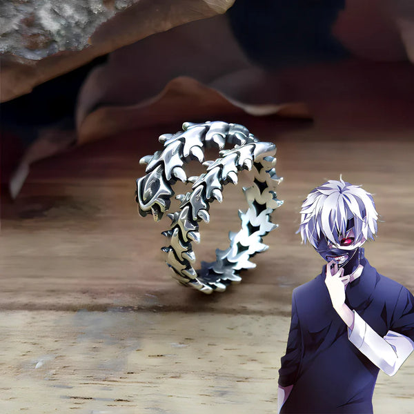 Bague titane Kaneki posée près d'une figurine, ambiance manga