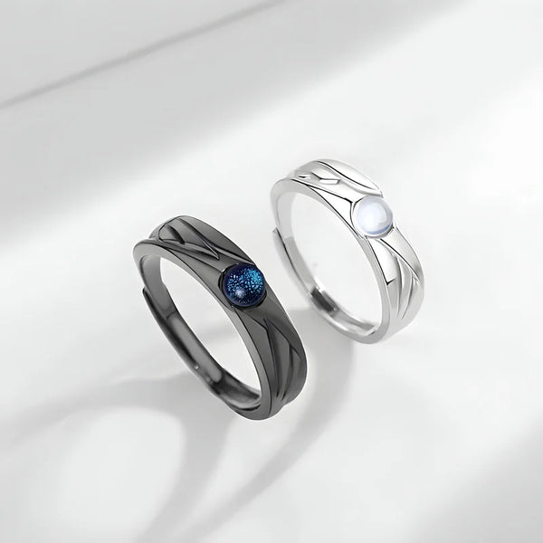 Bague noire modèle Kirito, pierre bleue foncée, vue sur fond blanc