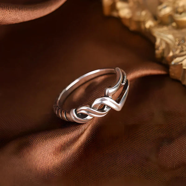 Bague Longinus avec mise en scène type cosplay sur fond coloré