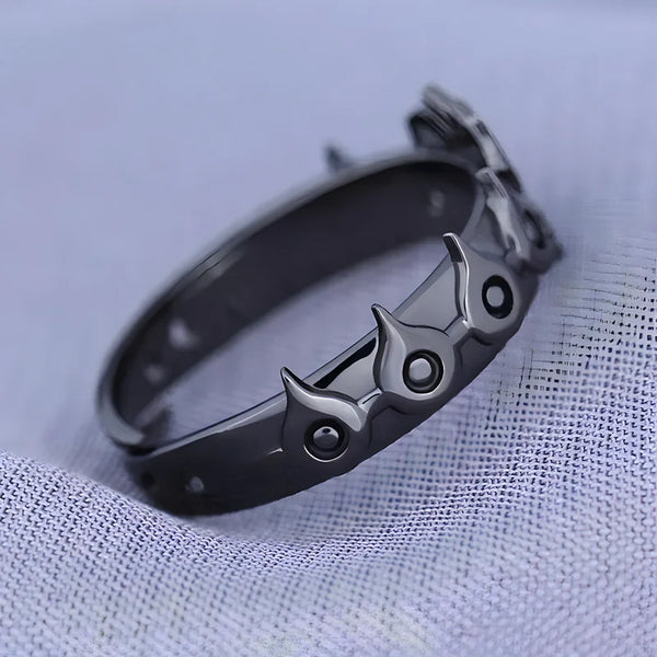 Gros plan sur les gravures de la bague Meliodas, finition noire intense