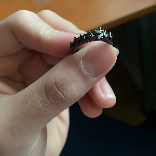 Bague Meliodas posée à côté d’une figurine, détails du motif dragon