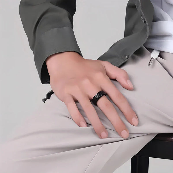 Bague Prison Realm portée sur la main d’un homme habillé, finition argentée