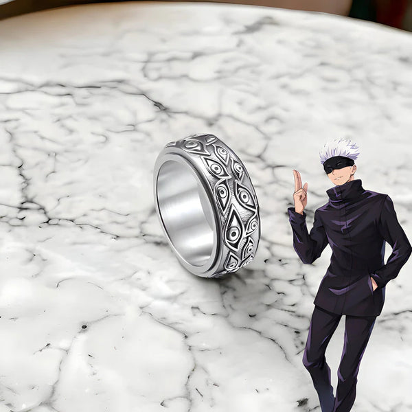 Bague Prison Realm posée près d’un personnage miniature sur marbre blanc