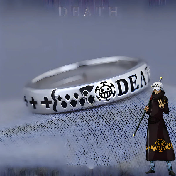 Bague One Piece Trafalgar Law posée sur fond blanc