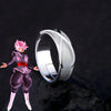 Bague Zamasu portée au doigt avec détails brillants visibles