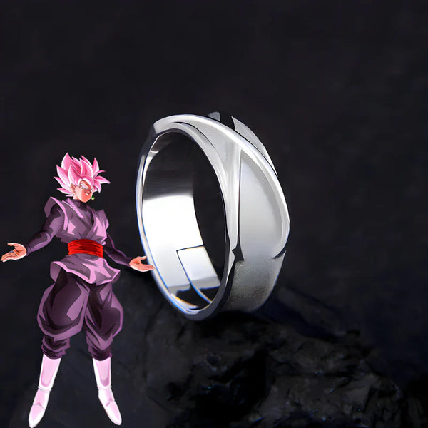 Bague Zamasu portée au doigt avec détails brillants visibles