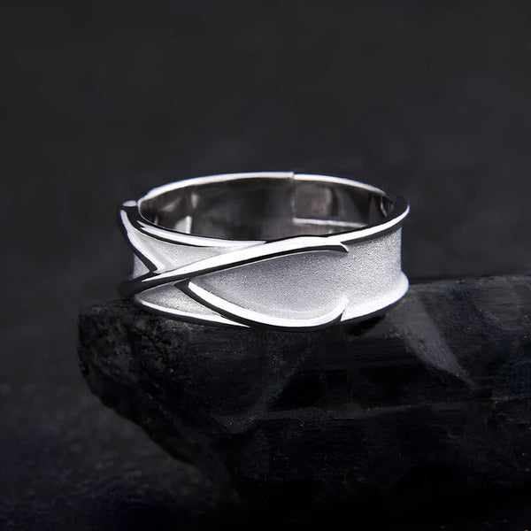 Gros plan sur la texture et la brillance argentée de la bague Zamasu