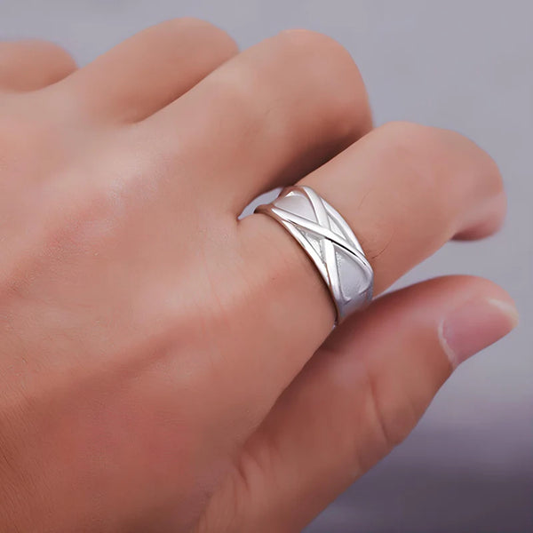 Gros plan sur la texture et la brillance argentée de la bague Zamasu