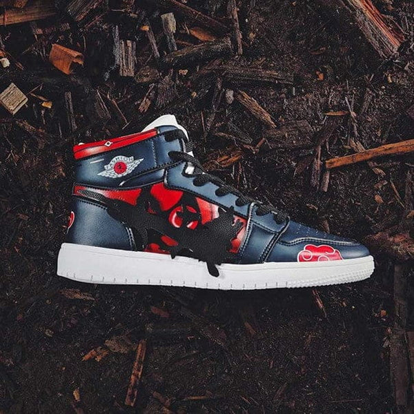 Gros plan sur une basket Itachi Uchiwa, mettant en avant la qualité des coutures et le design inspiré de Naruto.