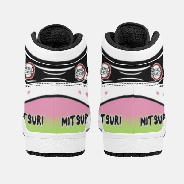 Gros plan sur une basket Mitsuri Kanroji, mettant en avant la qualité des coutures et l'artwork inspiré de Demon Slayer.