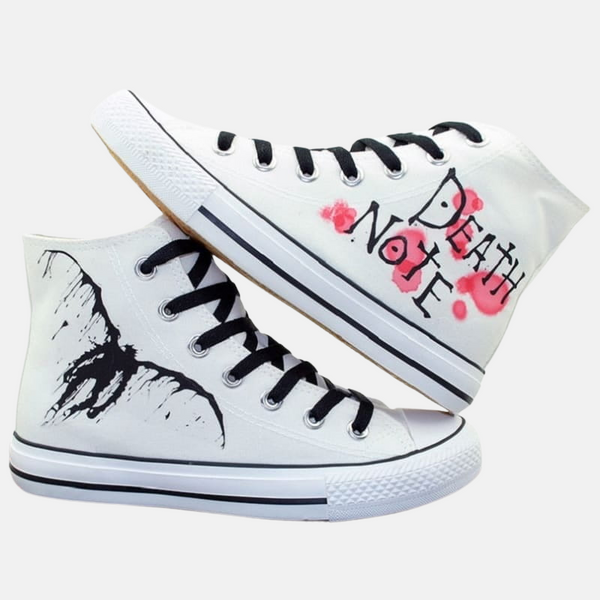 Gros plan sur une basket Ryuk, mettant en avant la qualité des coutures et l'artwork inspiré du manga Death Note.