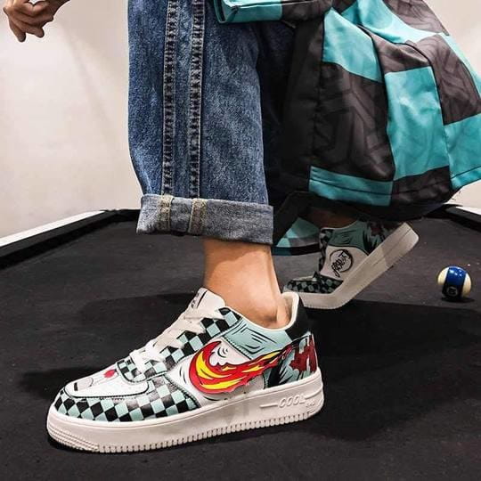 Gros plan sur une basket Tanjiro Kamado, mettant en avant la qualité des coutures et l'artwork inspiré du manga.