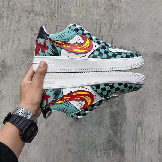 Gros plan sur une basket Tanjiro Kamado, mettant en avant la qualité des coutures et l'artwork inspiré du manga.