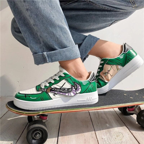 Baskets basses Roronoa Zoro de One Piece portées, montrant leur style streetwear et décontracté.