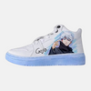 Paire de baskets basses inspirées de Satoru Gojo, montrant le design blanc et bleu ciel de l'anime Jujutsu Kaisen.