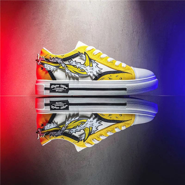 Baskets basses Zenitsu Agatsuma de Demon Slayer portées, montrant leur style streetwear et leur coupe.