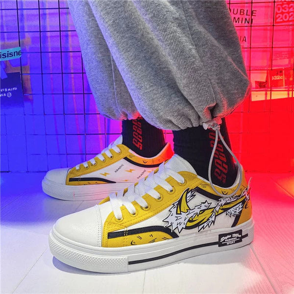 Baskets basses Zenitsu Agatsuma de Demon Slayer portées, montrant leur style streetwear et leur coupe.