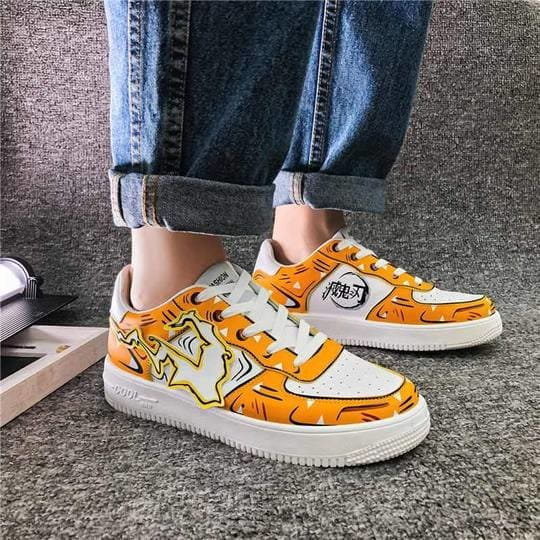 Baskets basses Zenitsu Agatsuma de Demon Slayer portées, montrant leur style streetwear et leur coupe.