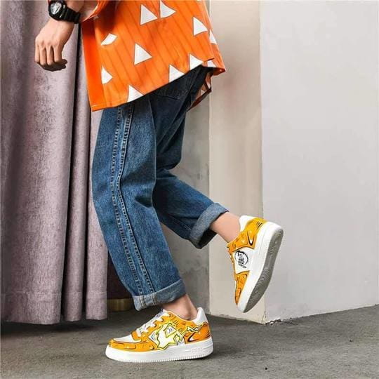 La paire de baskets basses Zenitsu Agatsuma, montrant les détails de la chaussure gauche et droite.