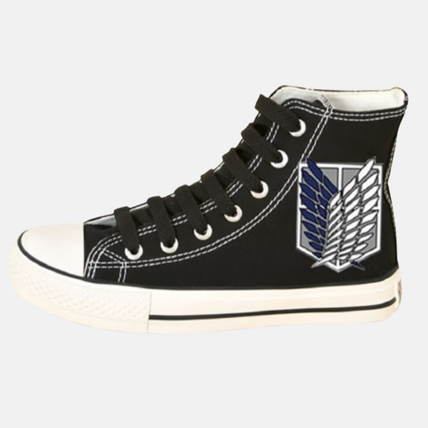 Paire de baskets montantes noires avec l'emblème du Bataillon d'exploration de L'Attaque des Titans.