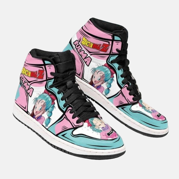 La paire de baskets Bulma, montrant les détails de la chaussure gauche et droite et le logo Capsule Corp.