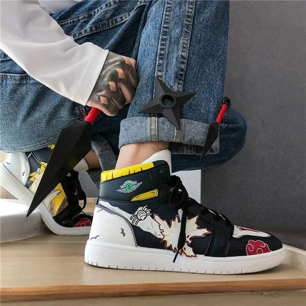 Vue de dessus des baskets Deidara, montrant les détails sur la languette de la chaussure.