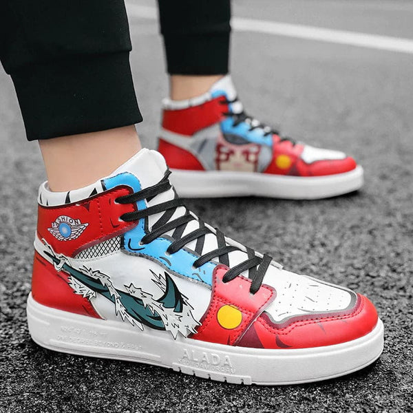 La paire de baskets Deidara Akatsuki, montrant les détails de la chaussure gauche et droite.