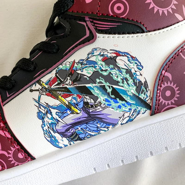 Baskets Dracule Mihawk de One Piece portées, montrant leur style streetwear et leur coupe.
