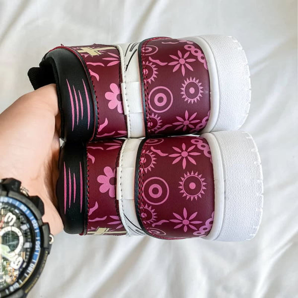 Vue de dessus des baskets Dracule Mihawk, montrant les détails sur la languette de la chaussure.