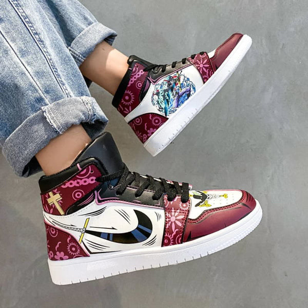 La paire de baskets Dracule Mihawk, montrant les détails de la chaussure gauche et droite.