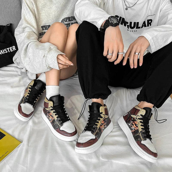 Baskets Eren Jäger de L'Attaque des Titans portées, montrant leur style streetwear et leur coupe.