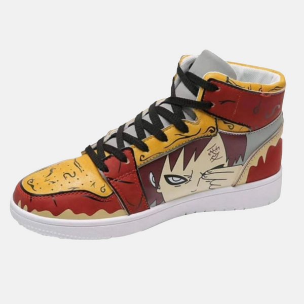 Paire de baskets montantes inspirées de Gaara du Désert, montrant le design avec les motifs de sable et de Shukaku.