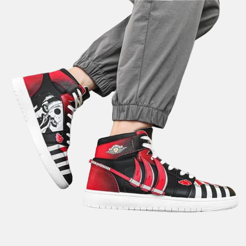 Vue arrière des baskets Hidan Akatsuki, montrant les détails sur le talon de la chaussure.